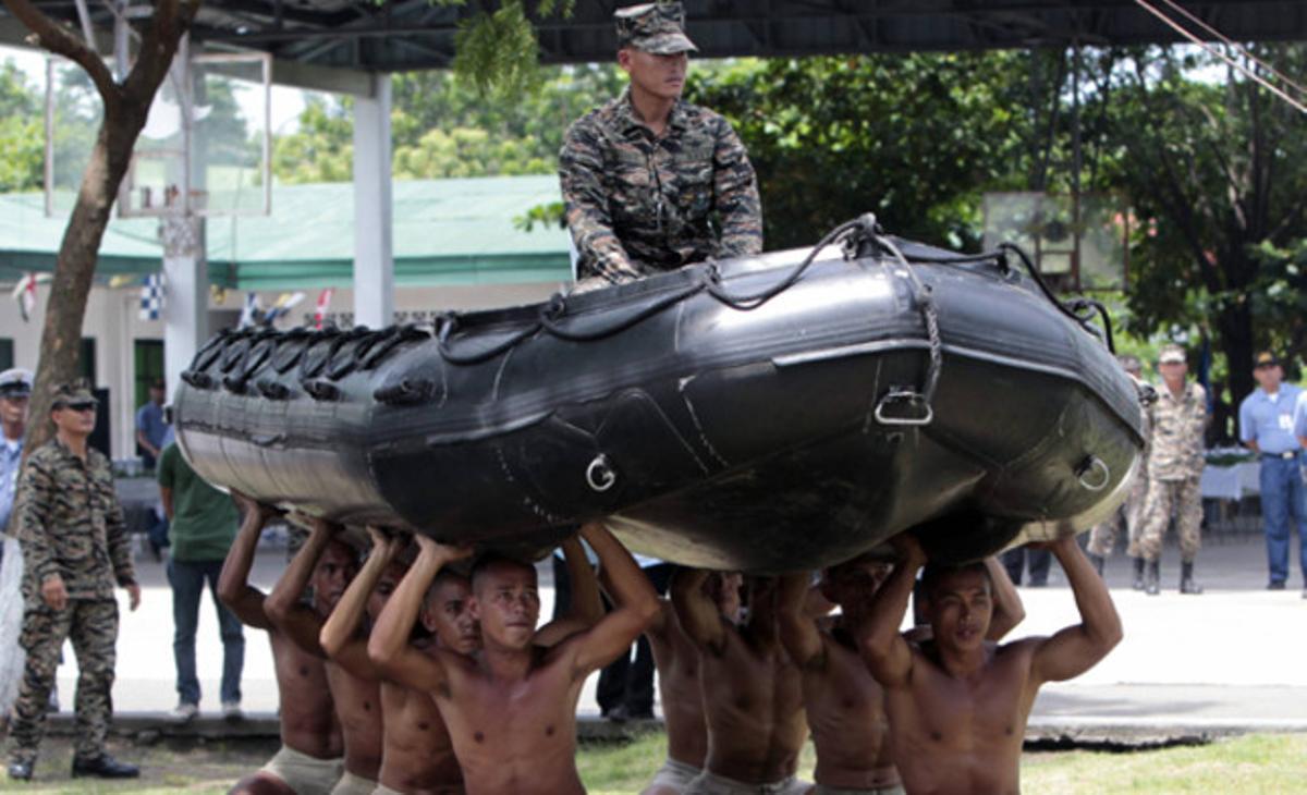 Soldats de la Marina filipina demostren les seves habilitats abans del començament d’un simulacre d’operació de lluita contra el terrorisme, dins la seu de la Marina a Filipines Sangley Point, al sud de Manila.