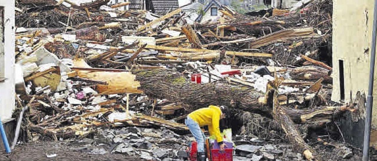 Imagen de la destrucción que la lluvia provocó en la localidad alemana de Schuld. | W. RATTAY/REUTERS