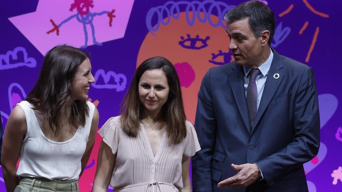 El presidente del Gobierno, Pedro Sánchez, junto a la ministra de Igualdad, Irene Montero, y la ministra de Derechos Sociales, Ione Belarra.