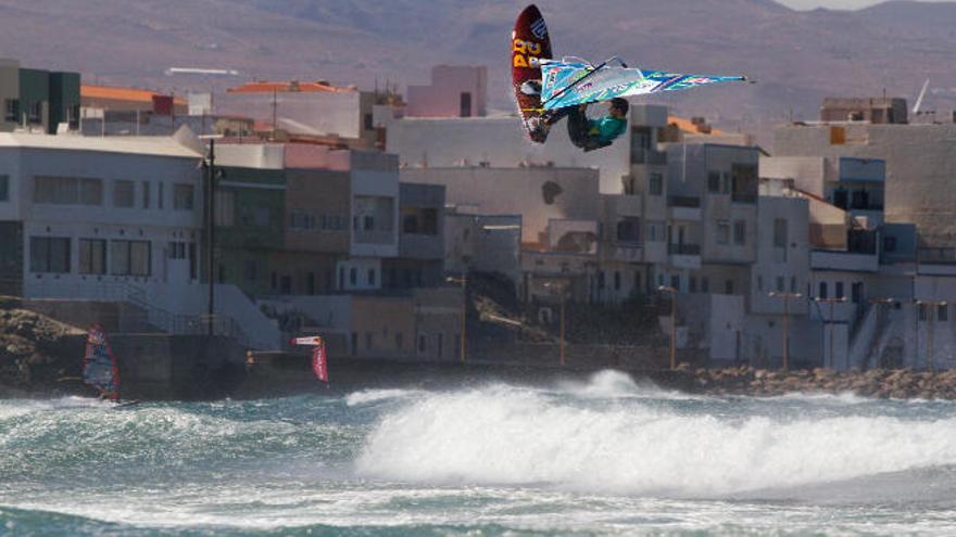 Víctor Fernández vuela en Pozo Izquierdo, donde tuvo que recurrir a su vela más pequeña para hacer frente al intenso viento.