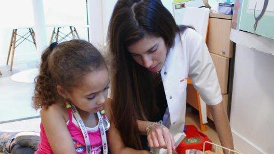Sonia Tordera interviene con niños hospitalizados.