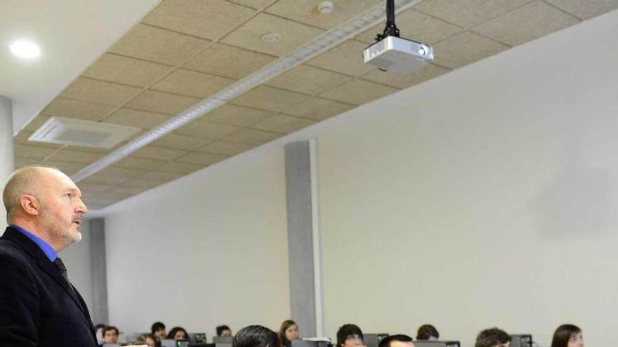 Carlos Betorello, durante un curso de Extensión en Mieres.