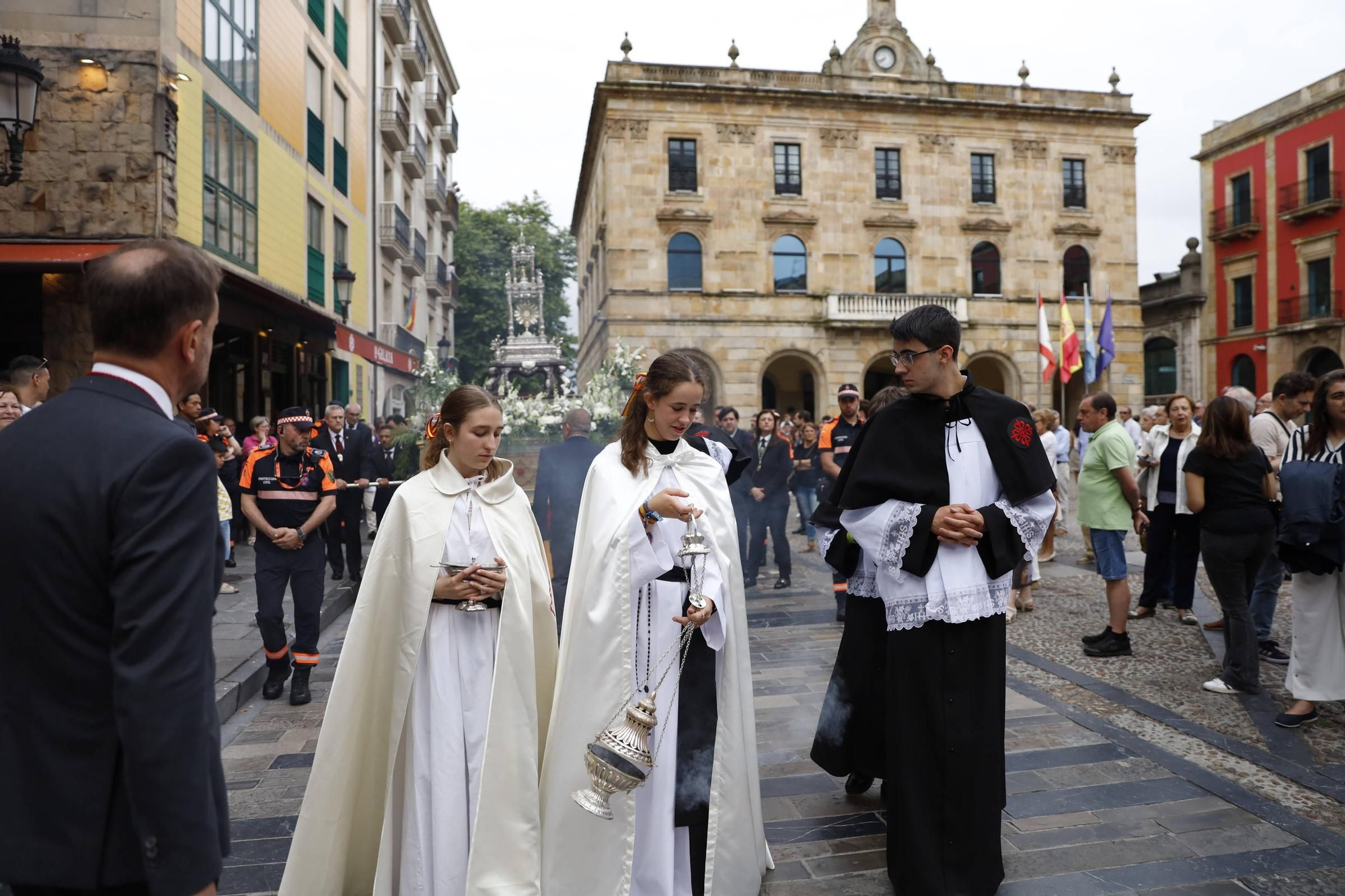 Pétalos, incienso, niños... así fue la procesión del Corpus Christi en Gijón (en imágenes)