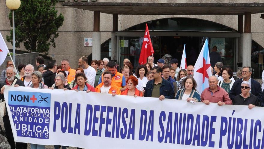 Asistentes a la concentración convocada por SOS Sanidade Pública a las puertas del Hospital do Salnés. | Iñaki Abella
