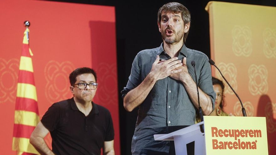 El ministro de Cultura, Ernest Urtasun, y el diputado Gerardo Pisarello, en un acto de los Comuns