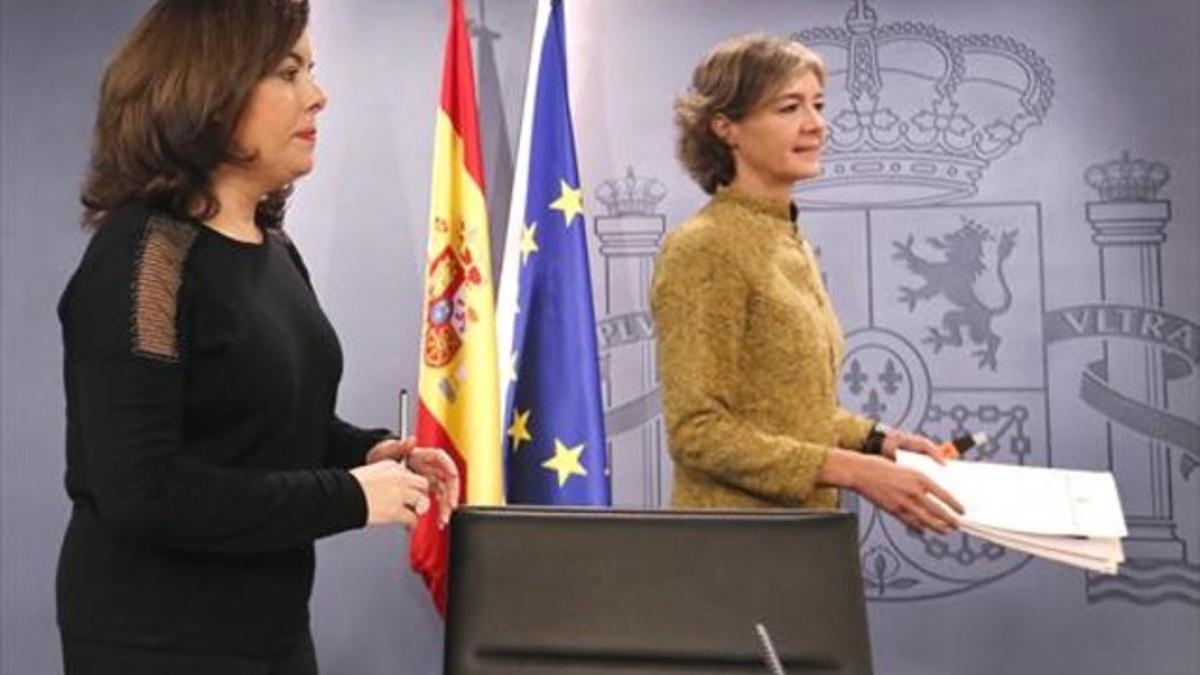 La vicepresidenta, Soraya Sáenz de Santamaría, y la ministra de Medio Ambiente, Isabel García Tejerina.