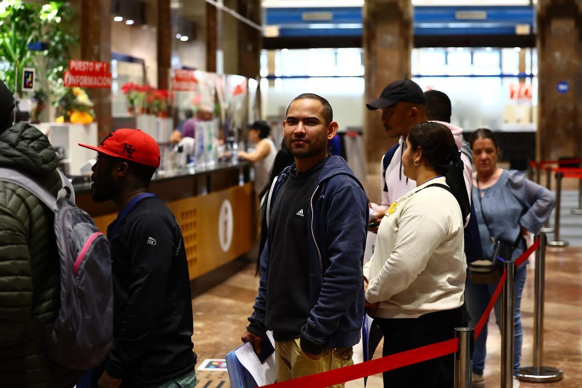 Mauricio, de Nicaragua, ha hecho fila desde las 4 de la mañana y esperaba a ser atendido a mediodía.
