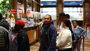 Mauricio, de Nicaragua, ha hecho fila desde las 4 de la mañana y esperaba a ser atendido a mediodía.