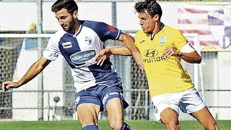 Ferrone disputa el balón a Fullana durante el encuentro entre el Ebro y el Baleares.