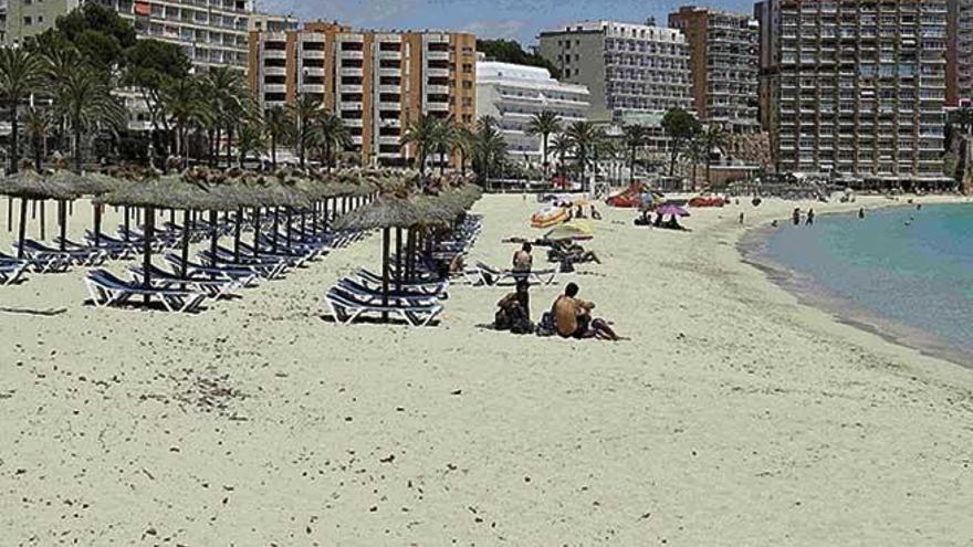 Las imágenes de playas vacías ya no sorprenden en plena temporada 2020.