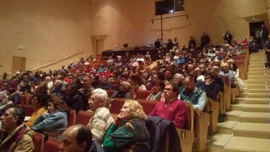 Vecinos del concejo, en una reunión de Somos Mieres.