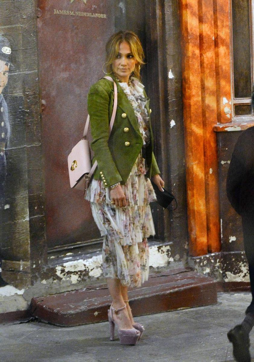 Jennifer Lopez con vestido de flores, zapatos con plataforma y americana verde