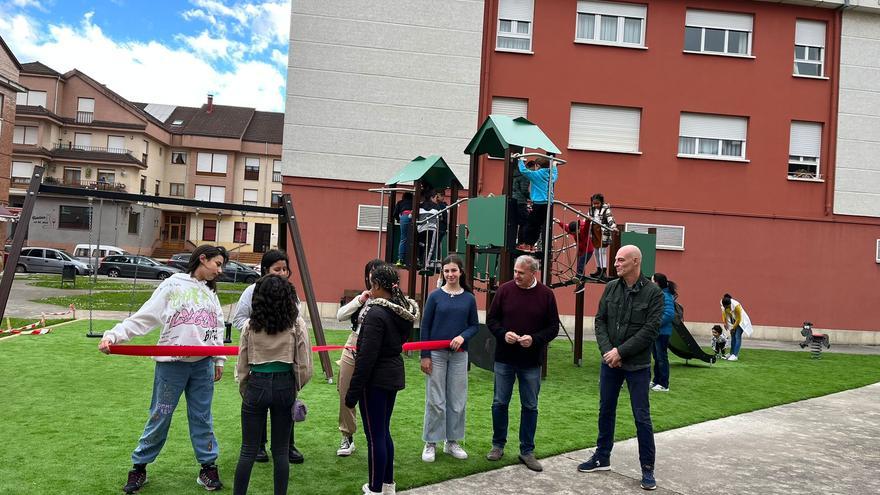 Arriondas estrena un parque infantil en el barrio de Castañera
