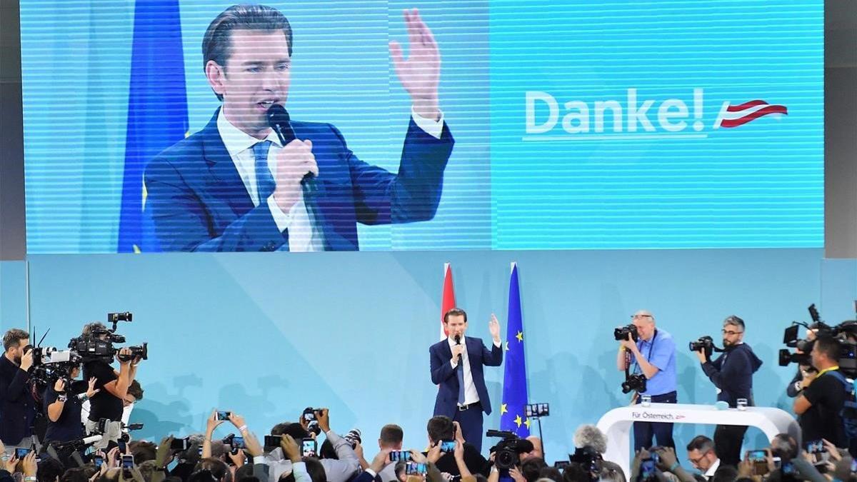 El líder del ÖVP, Sebastian Kurz, celebra la victoria en los comicios de este domingo.