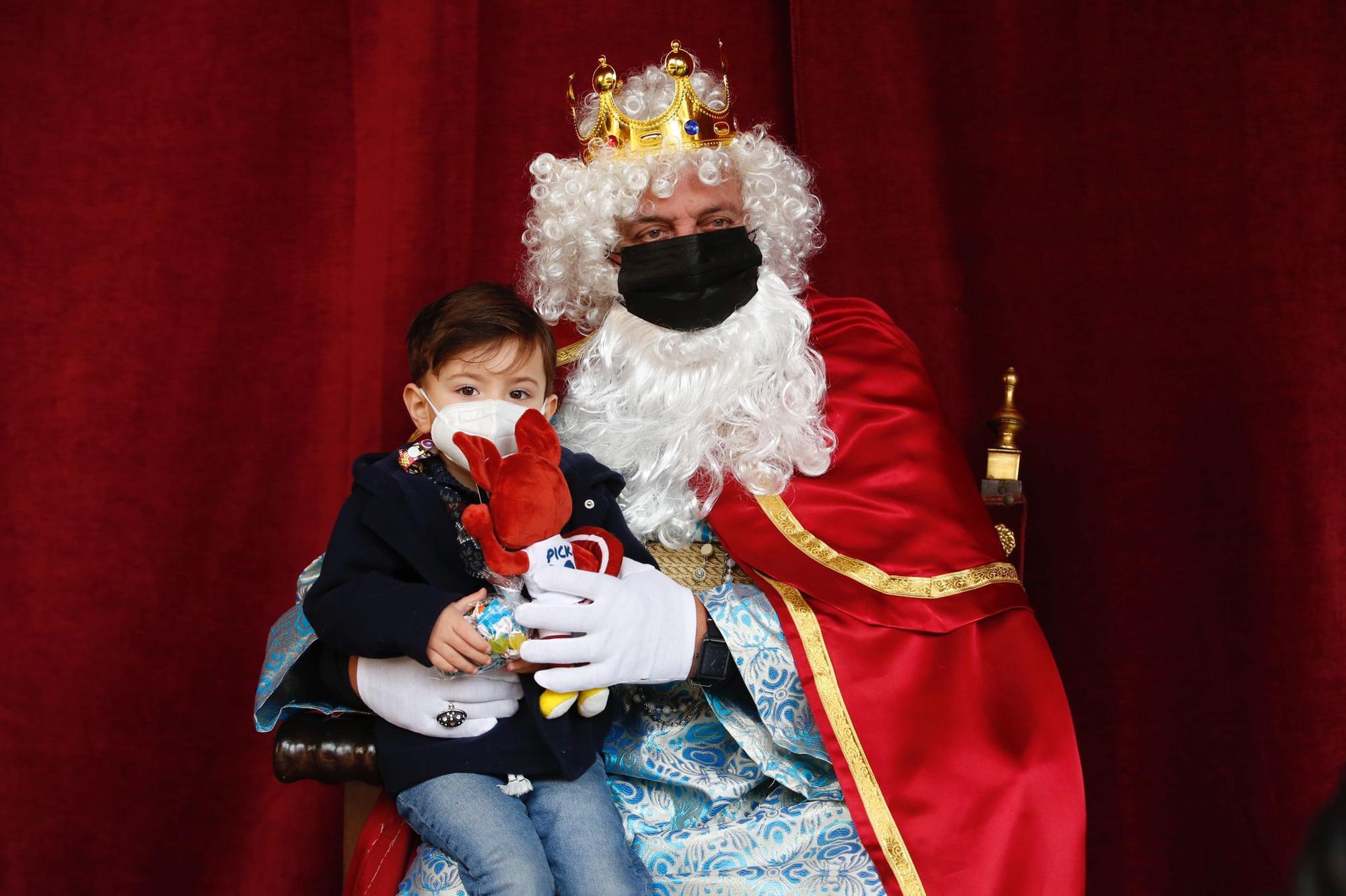 Los Reyes Magos reciben a los niños de Córdoba en el Patio de los Naranjos