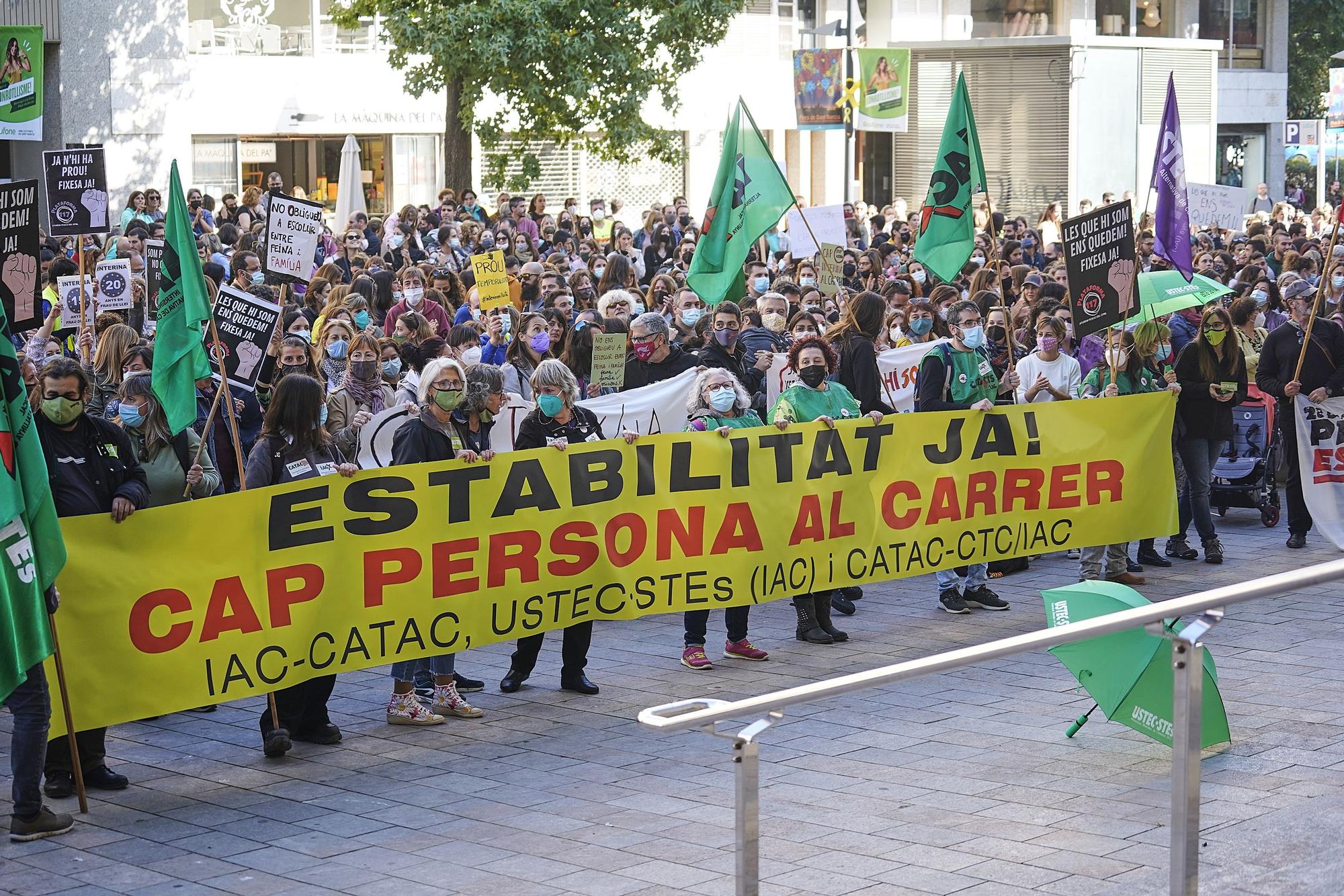 Centenars de professors es concentren a la Delegació del Govern a Girona en contra de la temporalitat