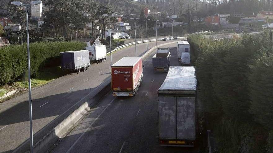Camiones estacionados en los arcenes en el acceso sur (por Matamá) al polígono de Balaídos. // R. Grobas