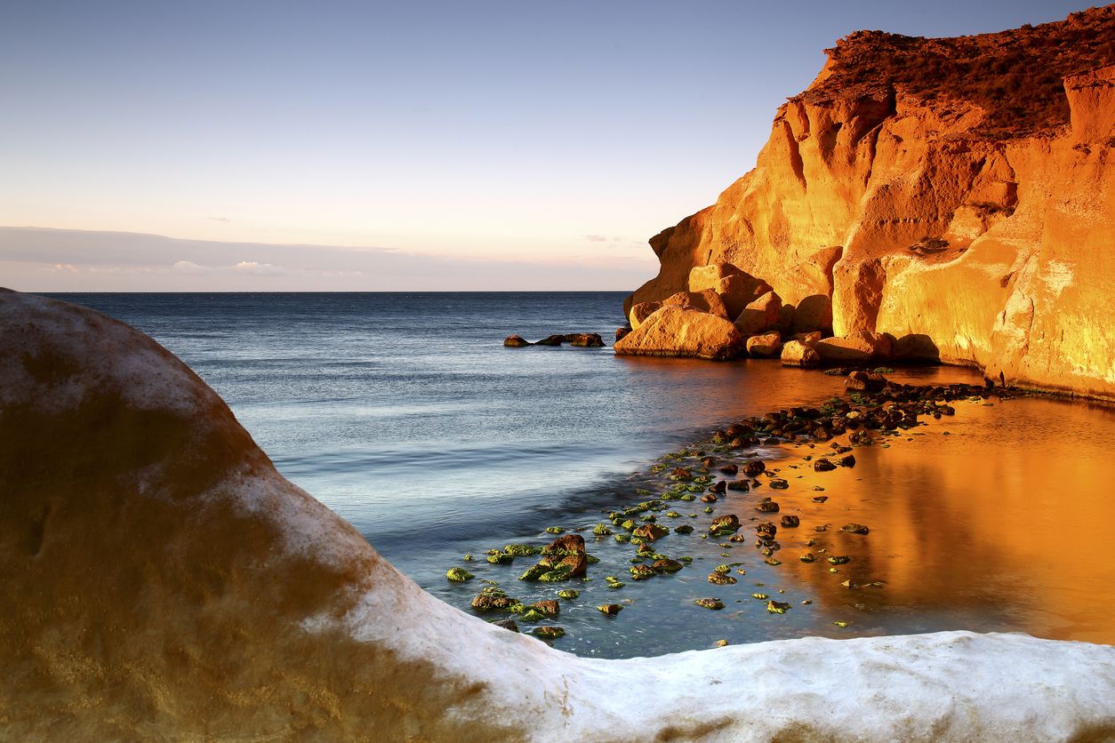 Cala situada entre la provincia de Murcia y Almería, concretamente entre águilas y Pulpí, donde se encuentran estas antiguas macetas de esparto.