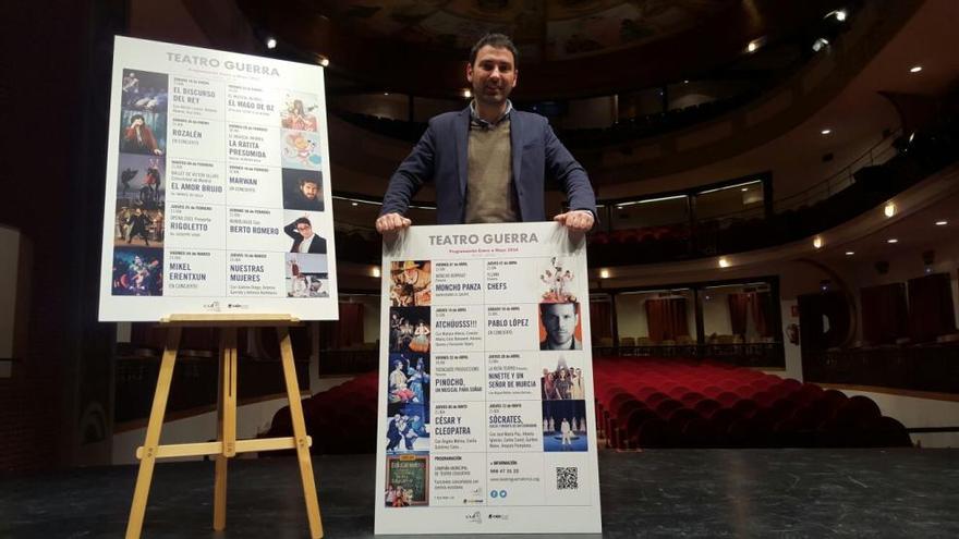 Agustín Llamas, en el Teatro Guerra con el cartel de la programación.