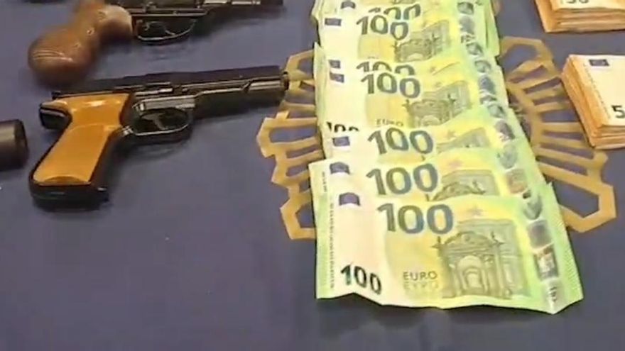 El &quot;kit del robo violento&quot;: caretas, pelucas, uniformes, pistolas, una granada...