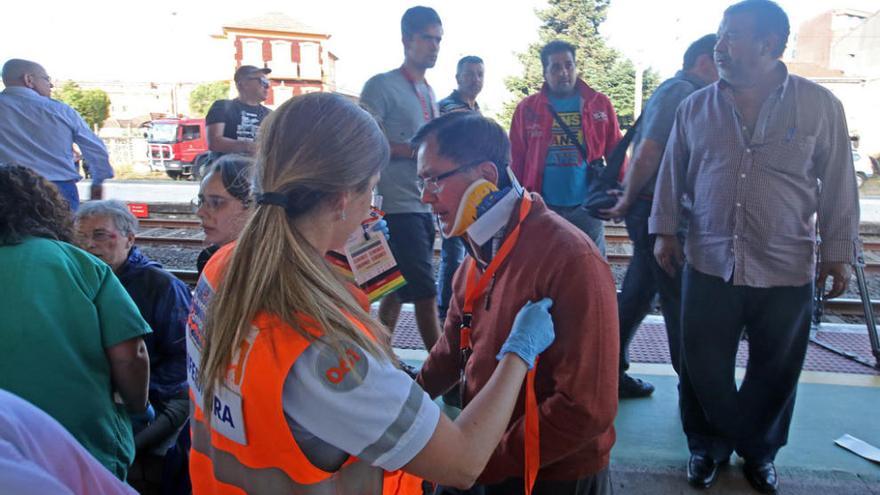 Personal sanitario, atendiendo a viajeros en la estación el día del accidente. // Marcos Canosa