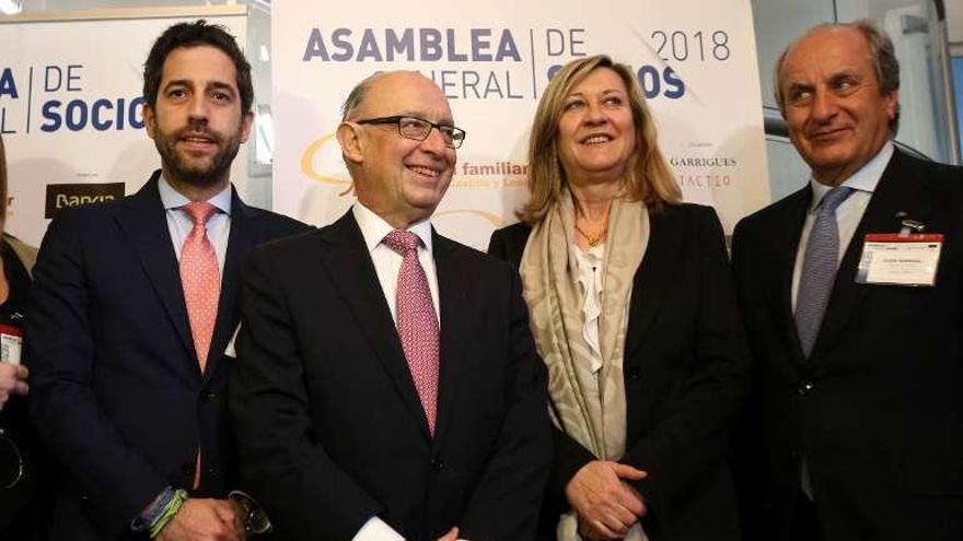 Montoro, flanqueado por César Pontvianne y Pilar del Olmo.