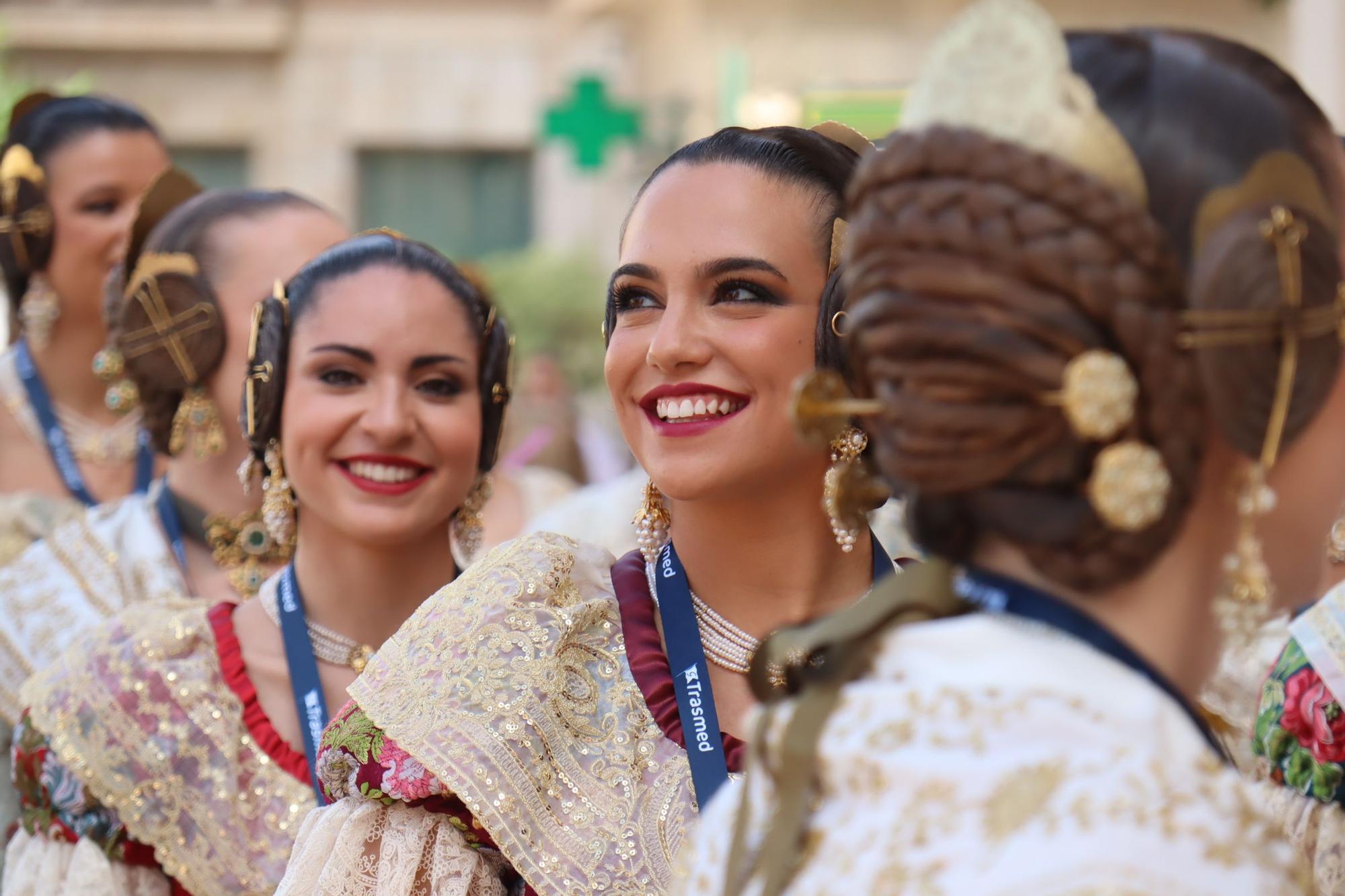 Baño de multitudes de las candidatas a Fallera Mayor de València 2025
