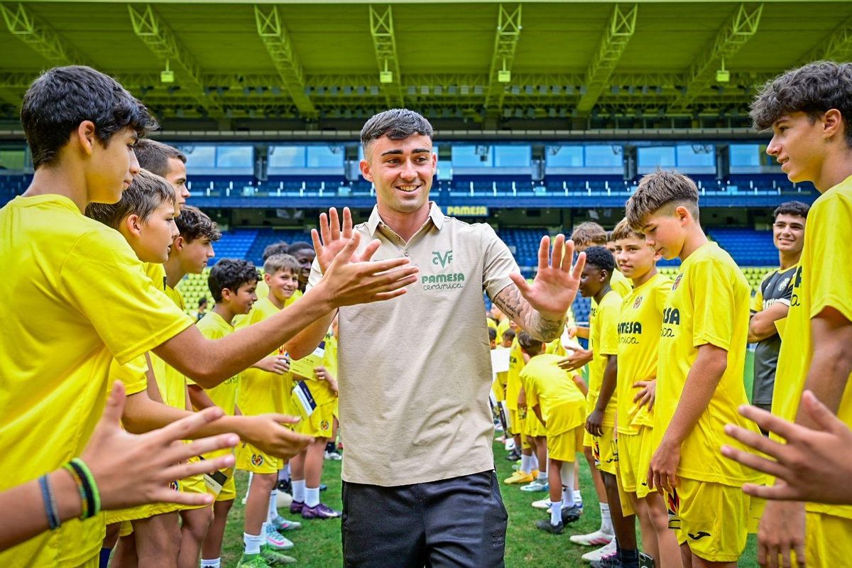 Alberto Moleiro, durante su presentación como jugador del Villarreal.