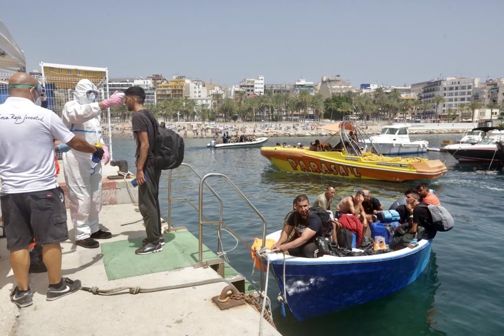 La Guardia Civil la ha localizado a cinco millas de Sierra Helada y en estos momentos están llegando al puerto de la localidad