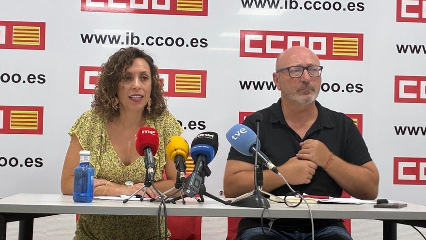 La secretaria general de la Federación de Enseñanza de CCOO, Maria Àngels Aguiló, y el secretario general de CCOO Baleares, José Luis García