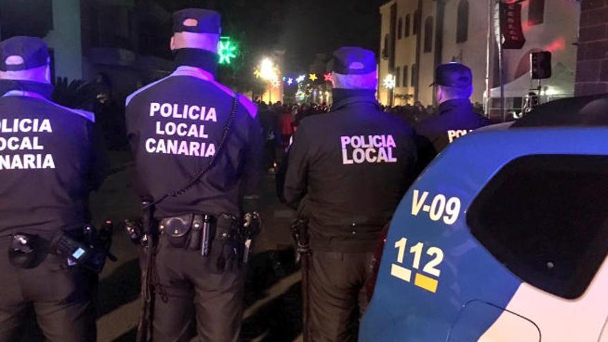 Unos policías de La Laguna durante un servicio nocturno.