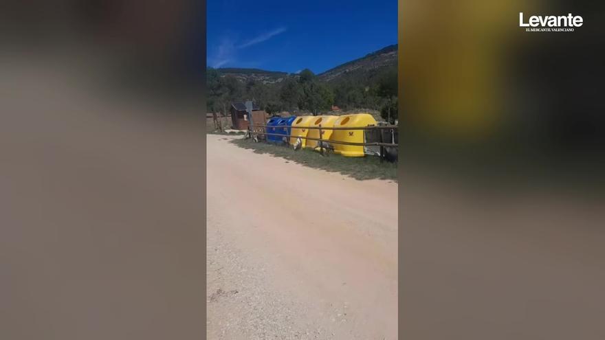 La dueña de un negocio rural estalla por la acumulación de toallitas en el monte de Bicorp