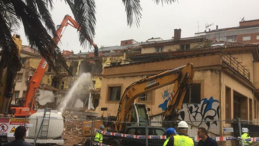 Comienzan las obras para demoler el edificio del antiguo Sanatorio Blanco en Oviedo