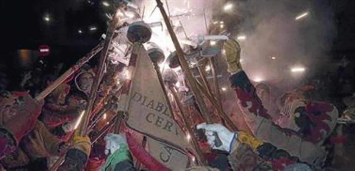 Els artistes i el públic celebren amb foc l’edició de l’any passat de l’Aquelarre. Els artistes i el públic celebren amb foc l’edició de l’any passat de l’Aquelarre.