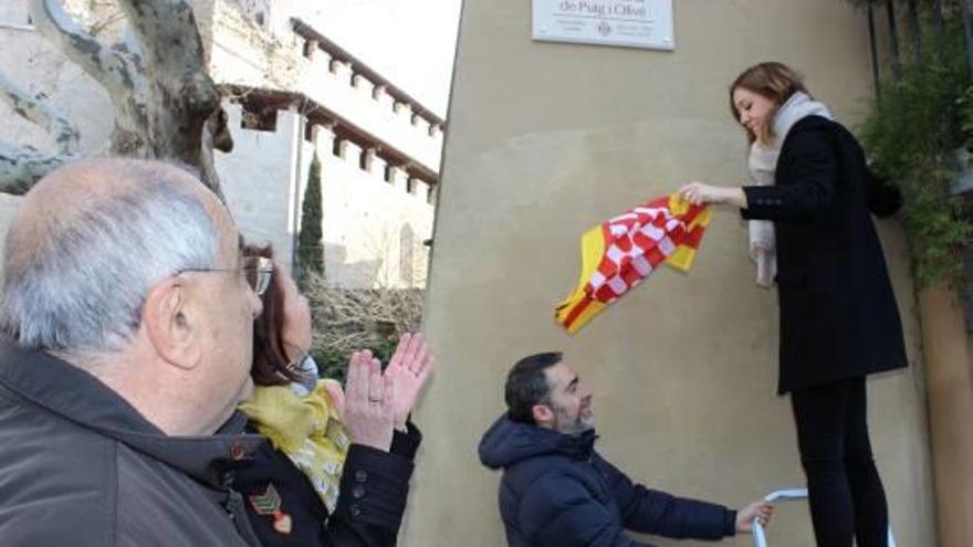 Descoberta de la placa del nou mirador Lluís Maria de Puig, al costat de la plaça de Sant Feliu, ahir.