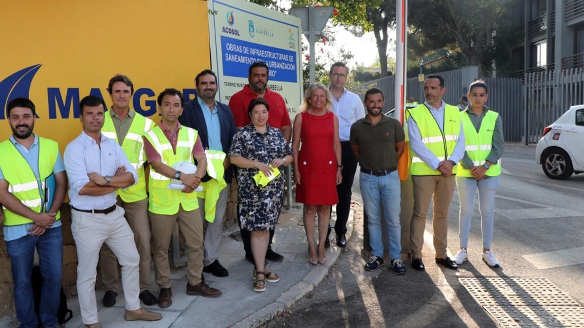 La alcaldesa de Marbella, Ángeles Muñoz, y el consejero delegado de Acosol, Carlos Cañavate, con vecinos de la urbanización El Rosario.