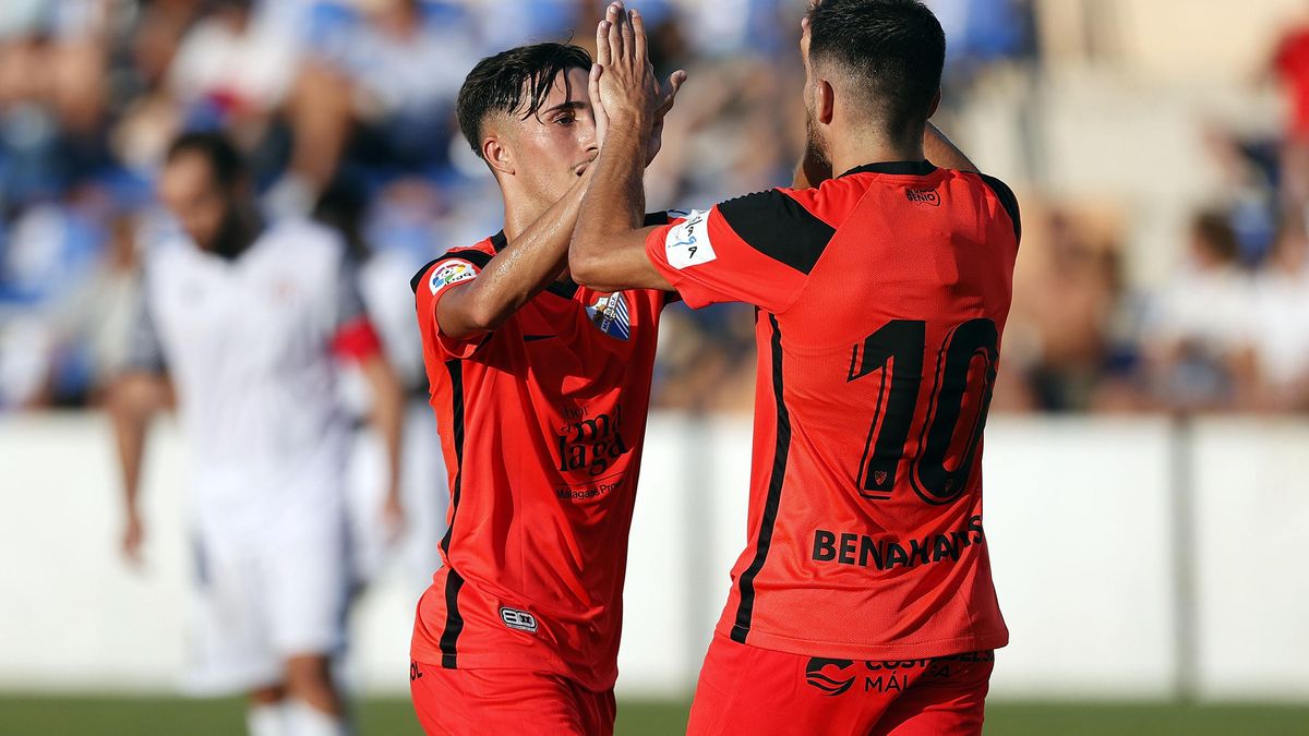 Larrubia y Jairo celebran el segundo gol del Málaga CF en el Vivar Téllez