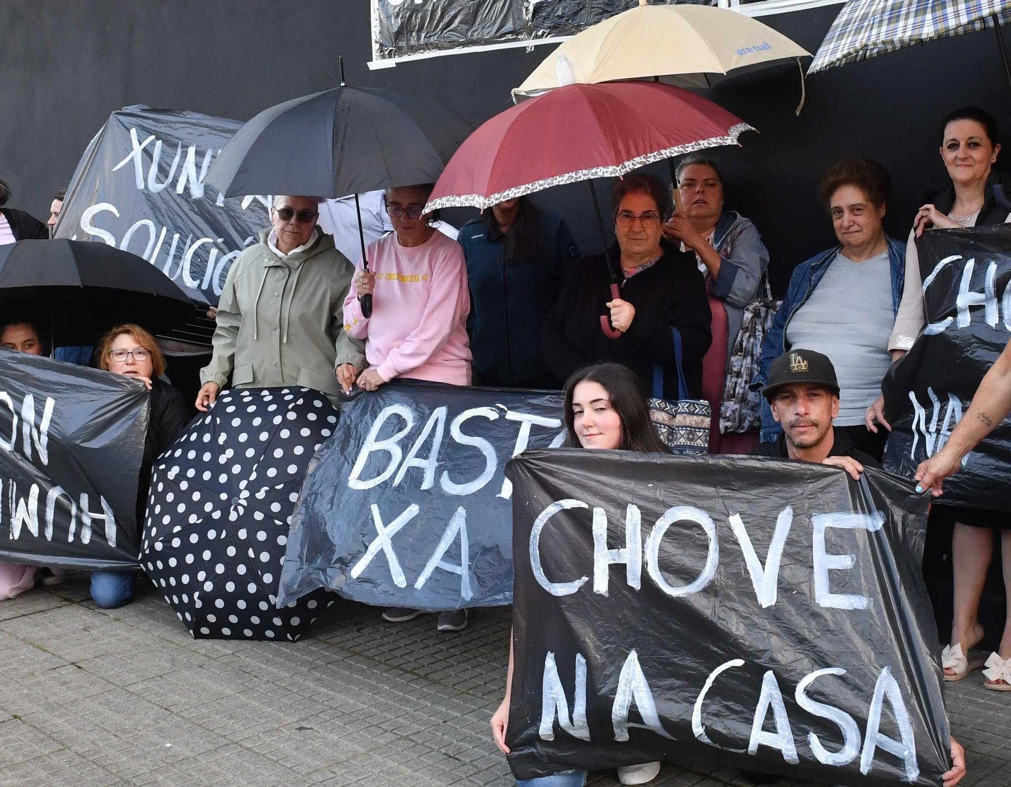Quejas en los pisos sociales de Novo Mesoiro por goteras y humedades: "¡Chóvenos na casa!