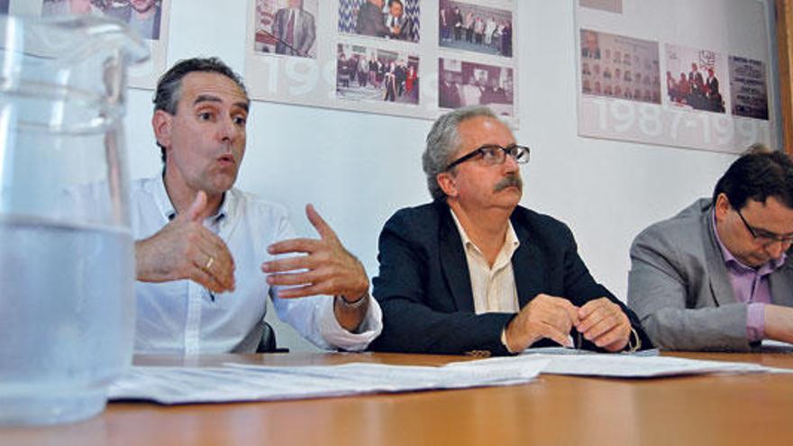 Xavier Ramis (Izda.), Àngel Garcia (centro) y Andreu caballero, durante la conferencia.