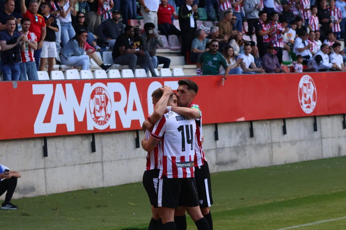 Partido entre el Zamora CF y el Cacereño disputado en el Estadio Municipal Ruta de la Plata.