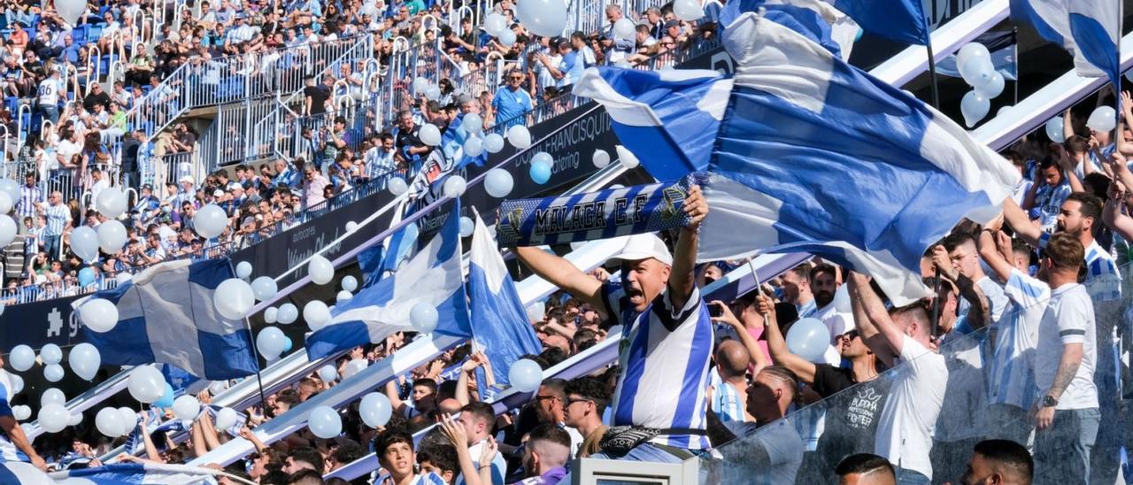 La afición blanquiazul, en las gradas de La Rosaleda, durante el encuentro entre el Málaga CF y el Real Oviedo de hace unos días.