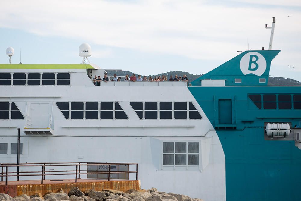 Encalla un barco en el puerto de Sant Antoni