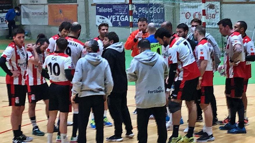 Nogués da instrucciones a sus jugadores. | LEVANTE-EMV