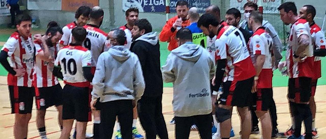 Nogués da instrucciones a sus jugadores. | LEVANTE-EMV