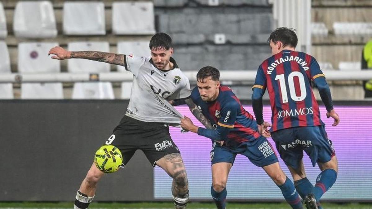 Carrillo y Kortajarena intentan frenar a Fer Niño en Burgos.