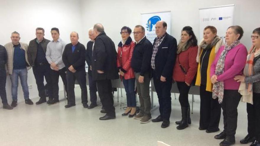 Imagen de los galardonados junto a los responsables de la asociación y el alcalde ayer en el CDT.
