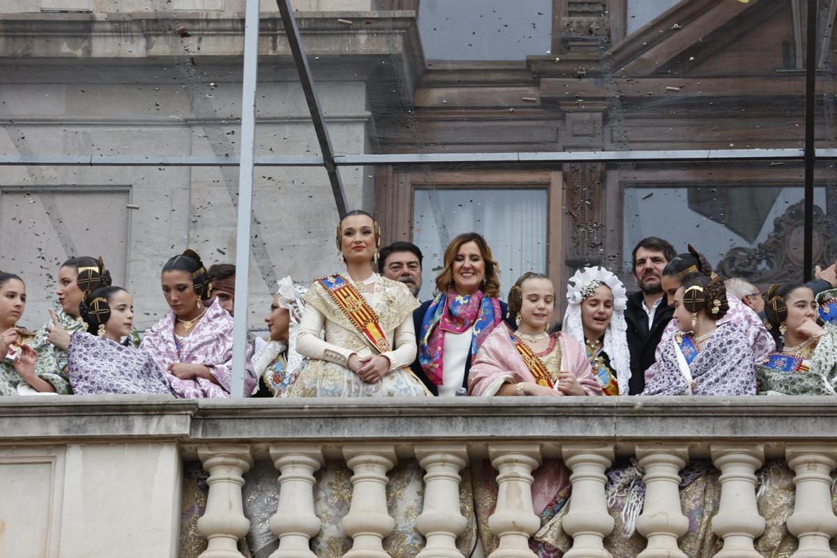 Balcón del ayuntamiento con las falleras y sus corte en primer plano y Catalá y el ministro Urtasun