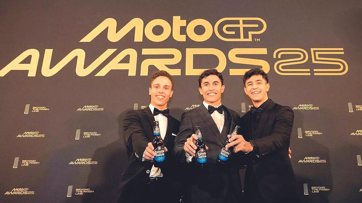 Diogo Moreira (Moto2), Marc Márquez (MotoGP) y José Antonio Rueda (Moto3), campeones del mundo con el apoyo de Estrella 0,0.