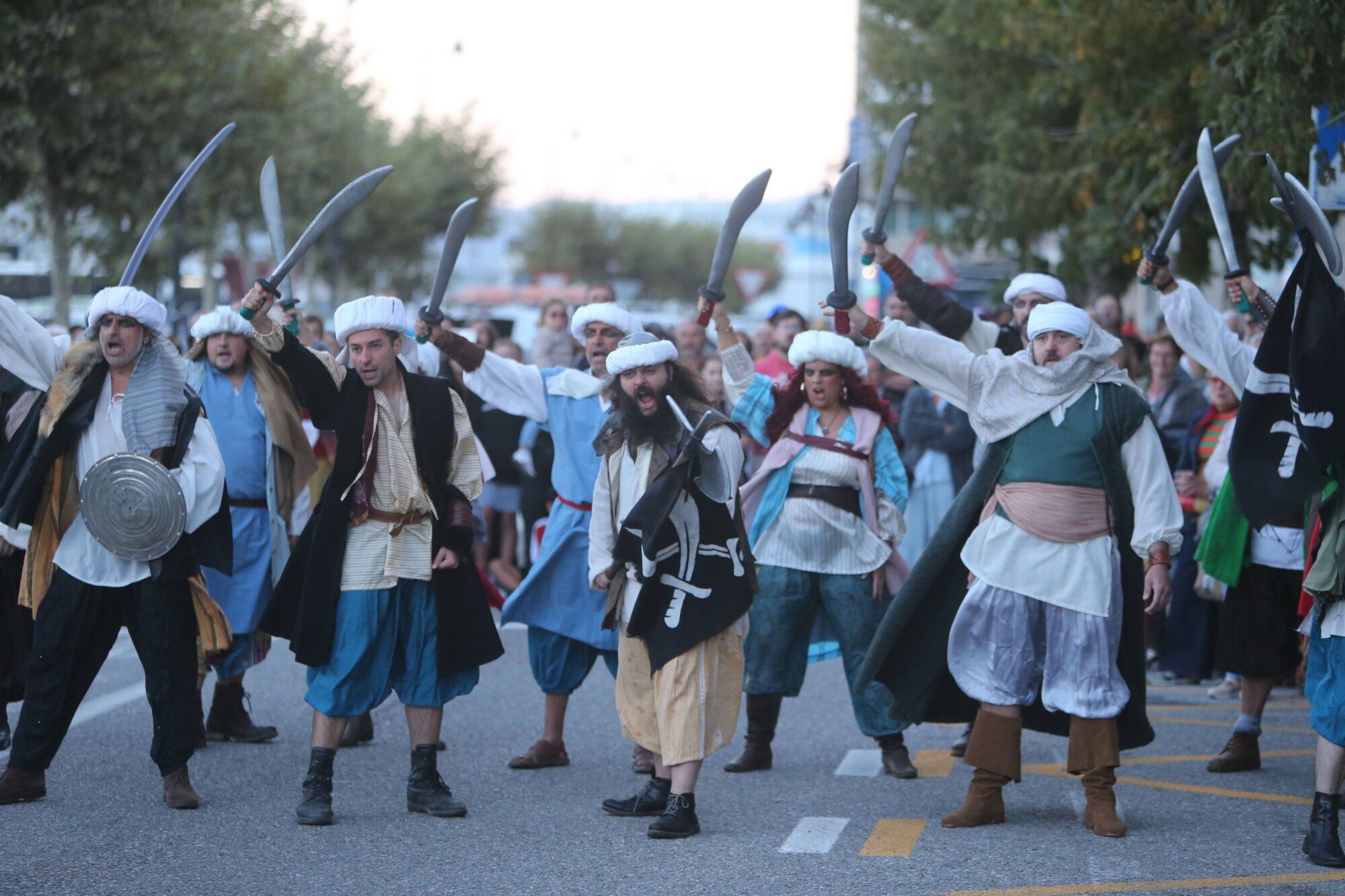 REPRESENTACION TEATRAL DE LA INVASION TURCA DEFENSA DA VILA POR LAS CALLES DE CANGAS