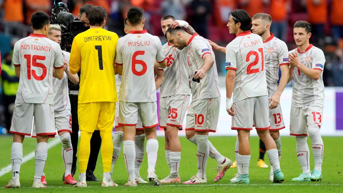 Los jugadores de Macedonia del Norte hacen un pasillo a Goran Pandev, el capitán, que se retiraba.